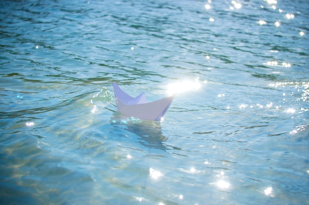Barco de papel en el agua