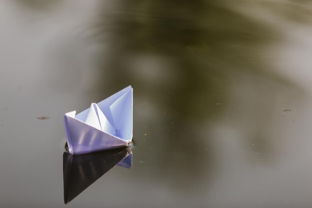 Barco de papel en el lago