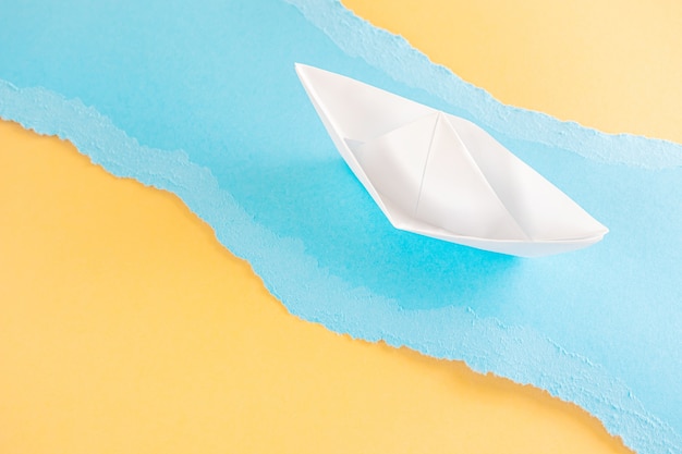 Barco de papel origami en coloridos trozos de papel