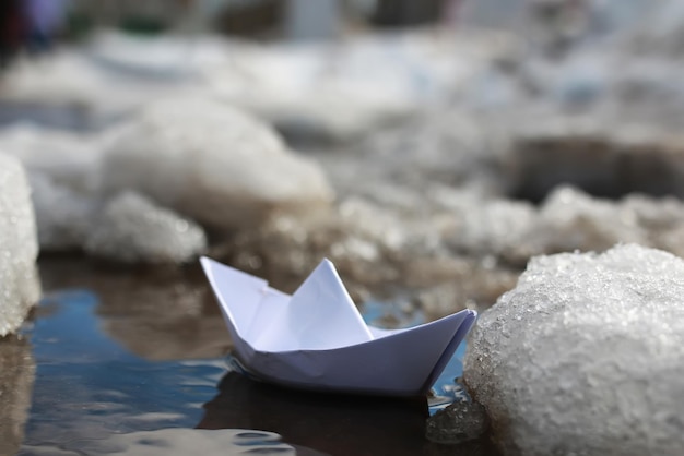 Barco de papel en una piscina