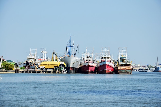 Barco y parada de barco en el puerto de Tha Chalom en el muelle de Mahachai el 1 de enero de 2016 en Samut Sakhon Tailandia