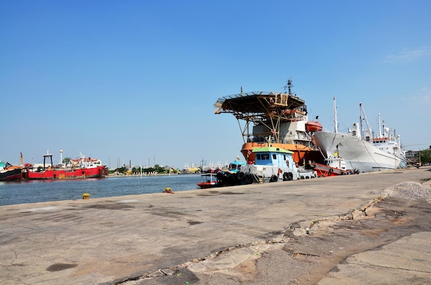 Barco y parada de barco en el puerto de Tha Chalom en el muelle de Mahachai el 1 de enero de 2016 en Samut Sakhon Tailandia