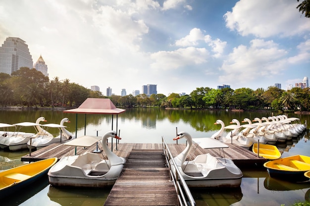 Barco en el parque Lumpini de Bangkok