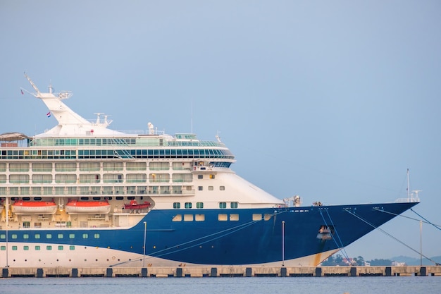 Barco de pasajeros amarrado al muelle contra el primer plano del cielo azul