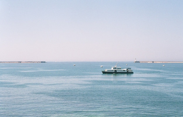 Barco de pasajeros en la bahía de Sebastopol