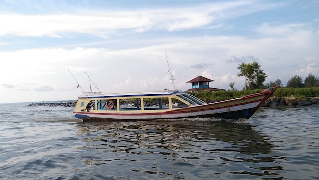 Barco con pasajeros navegando en el río.