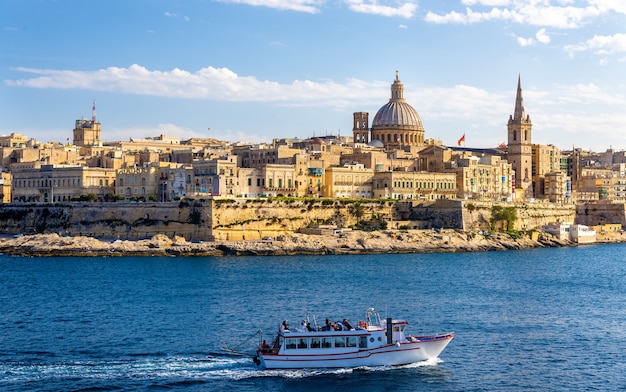 Barco de pasajeros pasando marsamxett harbour en malta