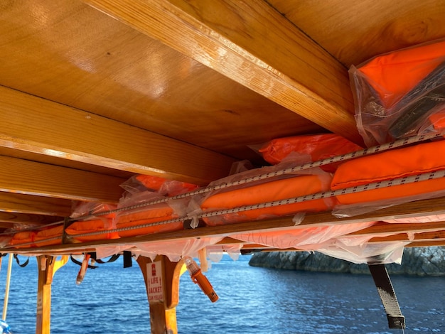 Barco de pasajeros con silla naranja Hay un chaleco salvavidas en la red en el techo Transporte