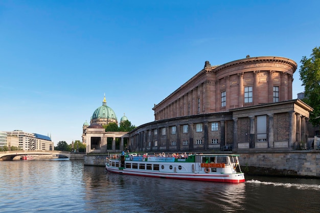 Barco pasando por delante de la Antigua Galería Nacional de Berlín, Alemania