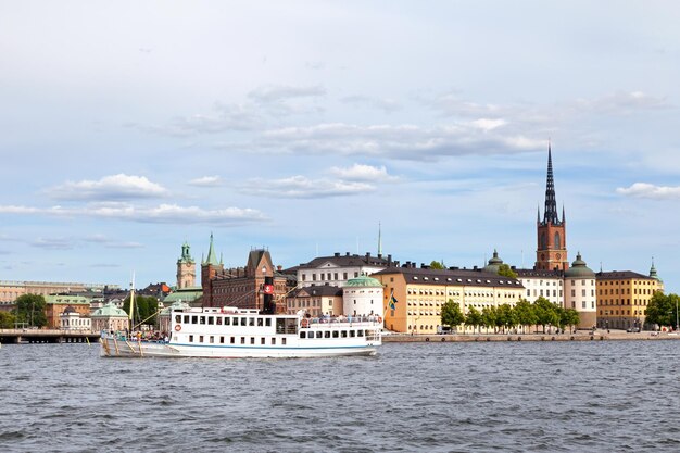 Barco passando em frente a Ilhota de Riddarholmen em Estocolmo