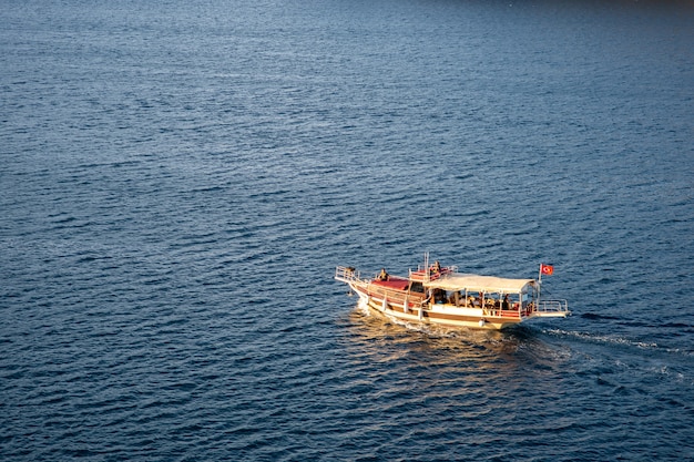 Barco pequeño de la vista aérea en el fondo del mar Foto de la vista superior del pequeño barco de madera.