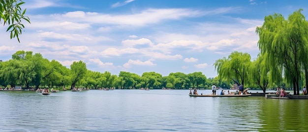 Foto un barco con personas en él está flotando en un lago con árboles en el fondo