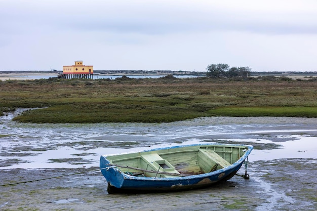 Barco de pesca abandonado