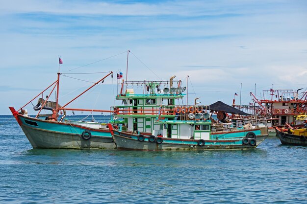 Barco de pesca de arrastreros en Kota Kinabalu Sabah Borneo Malasia