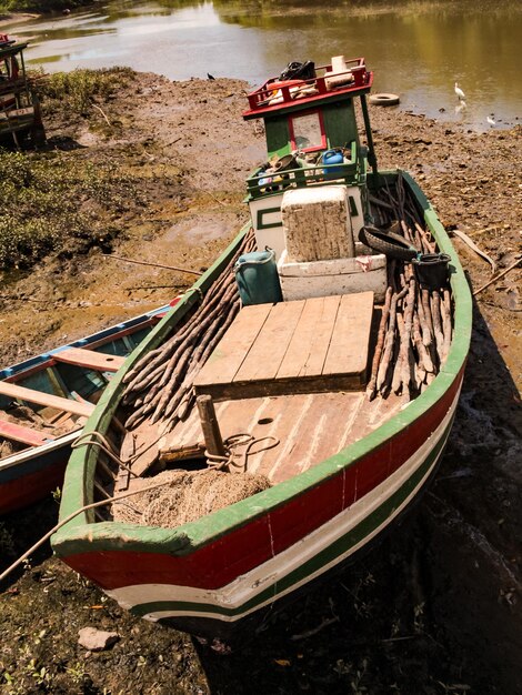 Foto un barco de pesca artesanal rústico de madera y tradicional del estado de maranhao, brasil