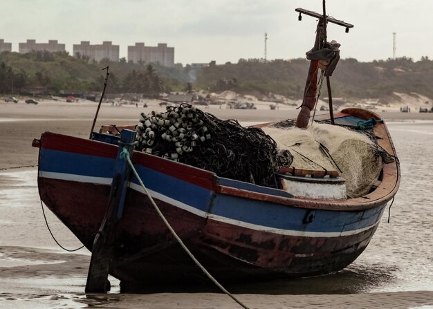 Foto un barco de pesca artesanal rústico de madera y tradicional del estado de maranhao, brasil