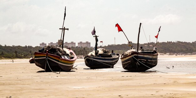 Foto un barco de pesca artesanal rústico de madera y tradicional del estado de maranhao, brasil