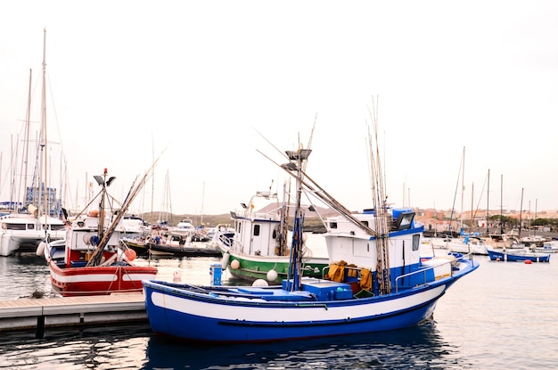 Barco de pesca azul