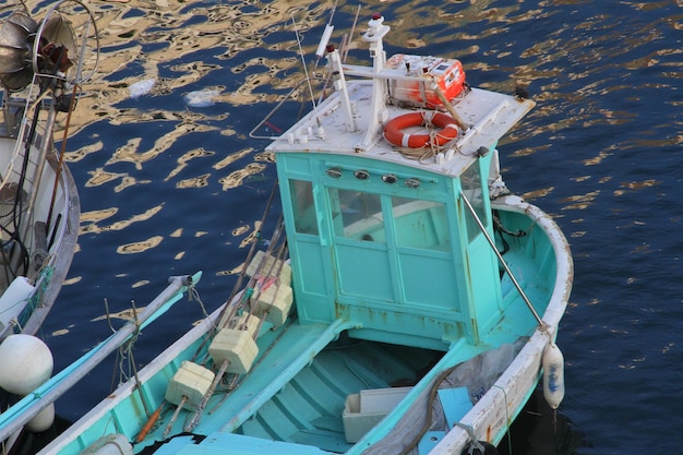 Foto barco de pesca de color turquesa