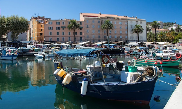 El barco de pesca colorido en la isla de Córcega del puerto de Ajaccio