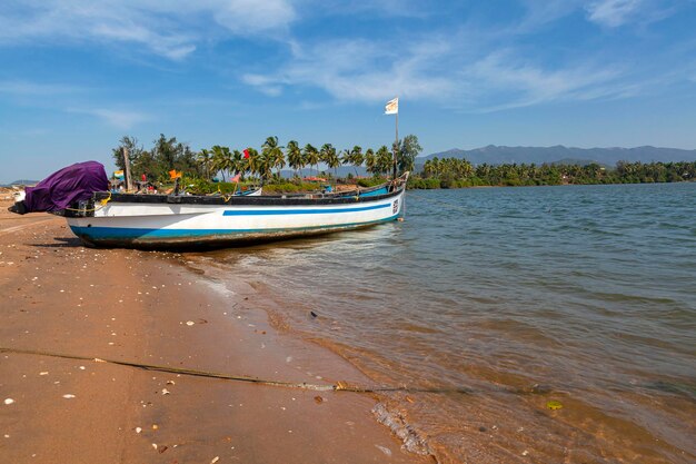 Un barco de pesca descansa durante el día en un pueblo de pescadores en el sur de Goa, India...