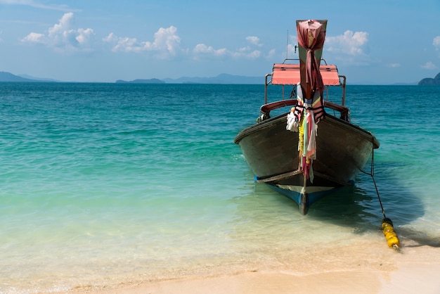 El barco de pesca está mintiendo en la playa de una isla tropical.