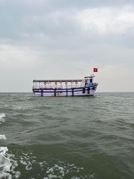 Barco de pesca estacionado en el océano