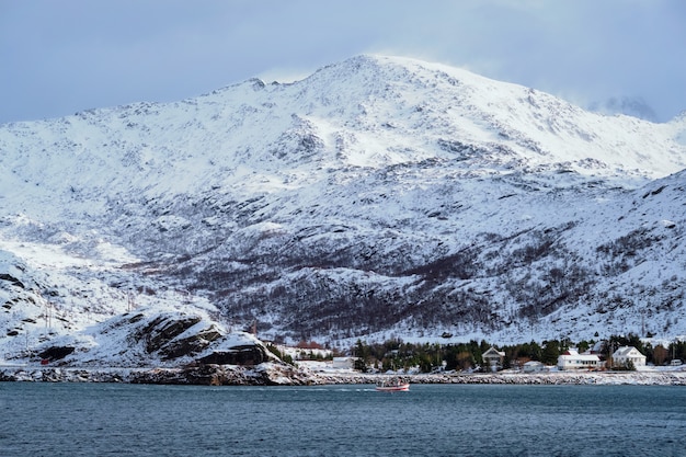 Barco de pesca en el fiordo en Noruega