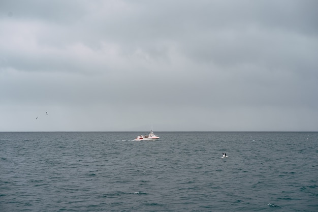 Barco de pesca flota en el océano atlántico cerca de islandia