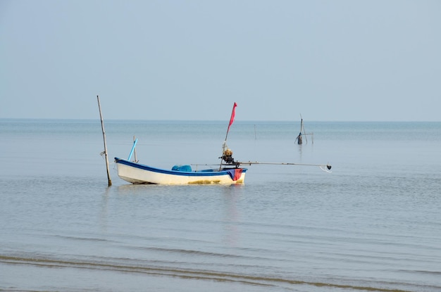 Barco de pesca flotando en el mar de Andaman en Surat Thani Tailandia