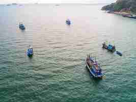 Foto barco de pesca flotando en el mar.