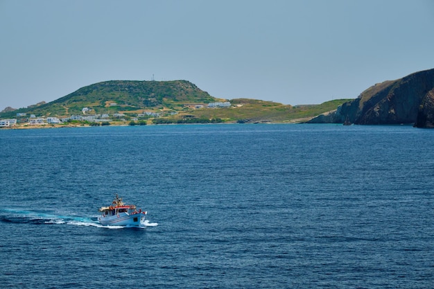 Foto barco de pesca griego en el mar egeo cerca de la isla de milos, grecia