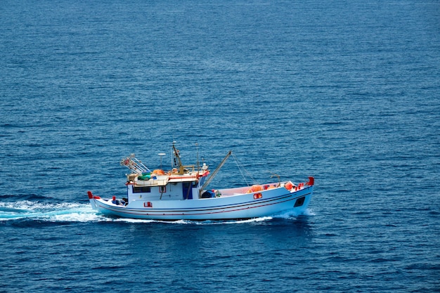 Barco de pesca griego en el mar egeo, cerca de la isla de milos, grecia