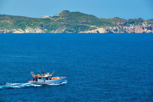 Barco de pesca griego en el mar egeo, cerca de la isla de milos, grecia