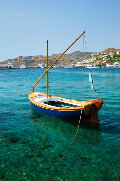 Foto barco de pesca griego en el puerto de mykonos