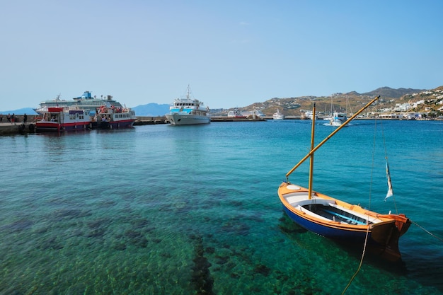 Barco de pesca griego en el puerto de mykonos