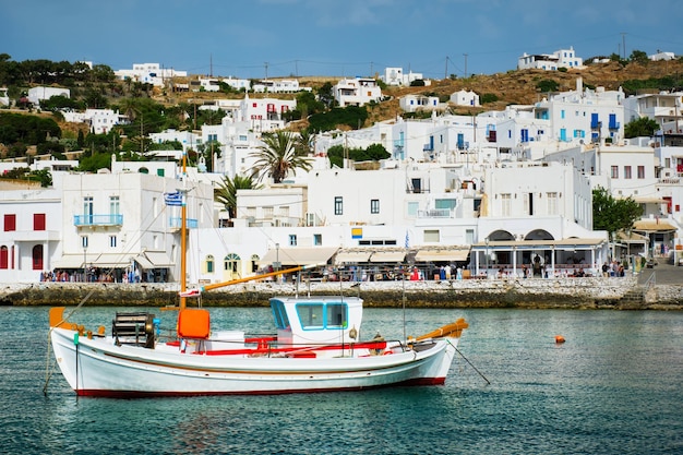 Barco de pesca griego en el puerto de mykonos