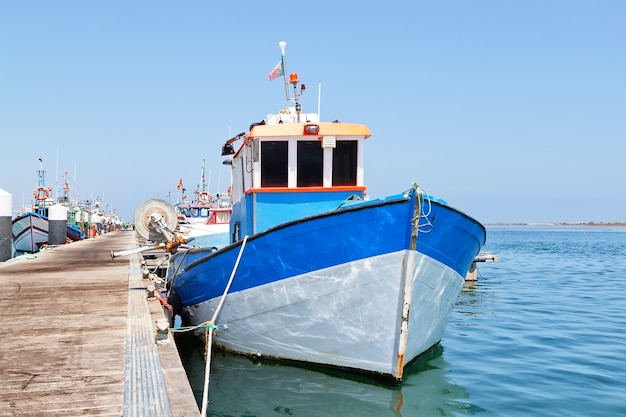 Barco de pesca industrial en el puerto.