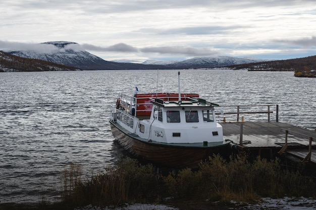 Barco de pesca en el lago en el norte de Finlandia Laponia