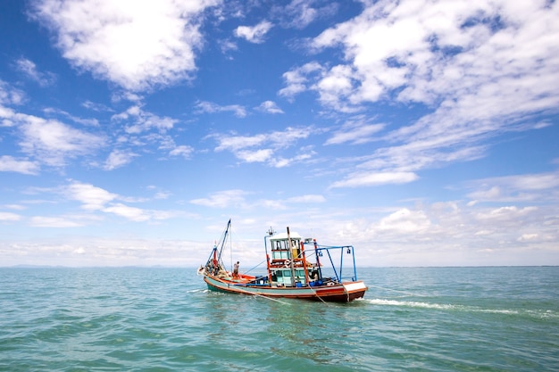 Barco pesca, ligado, um, mar, e, profundo, bluesky, fundo, tailandia