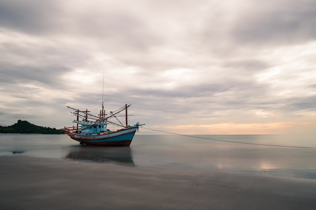 Barco de pesca local en la playa