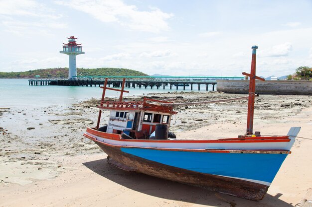 Barco de pesca de madera amarrado en la playa