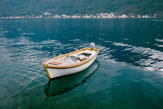 Barco de pesca de madera en la bahía de Kotor en Montenegro.