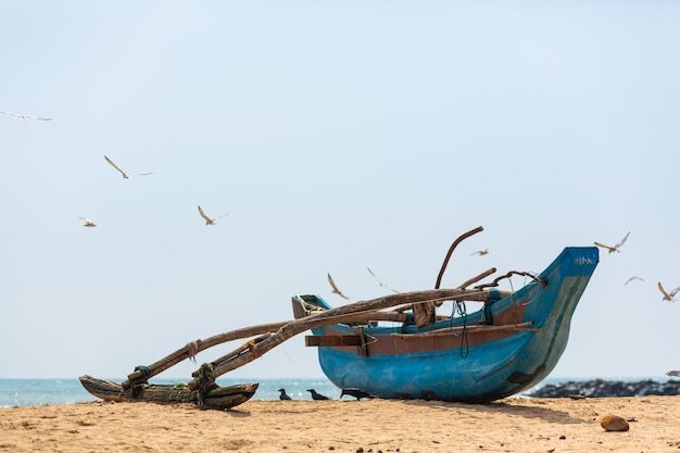 Barco de pesca de madera en el océano. Pueblo de pescadores de la isla.