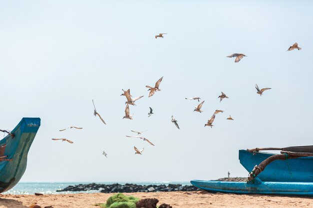 Barco de pesca de madera en el océano. Pueblo de pescadores de la isla.