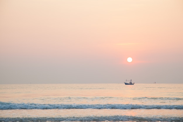 Barco de pesca de la mañana