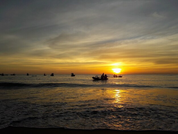 Barco de pesca en el mar al atardecer