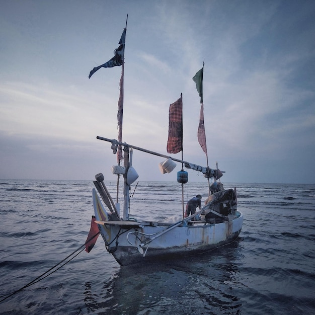 Foto barco de pesca en el mar contra el cielo