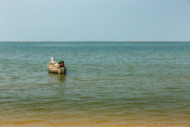 Barco de pesca en el mar frente a la costa.