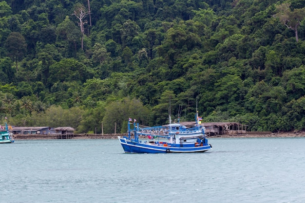 Barco de pesca en el mar Tailandia.